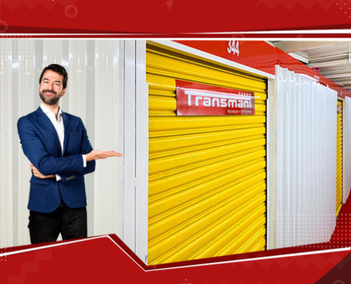 Homem apontando para boxes de self storage da Transmani