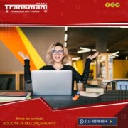 Imagem mulher sorrindo com as mãos para cima de frente ao notebook.