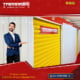 Homem apontando para boxes de self storage da Transmani