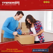 casal lacrando uma caixa de papelão