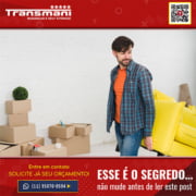 homem carregando sofá