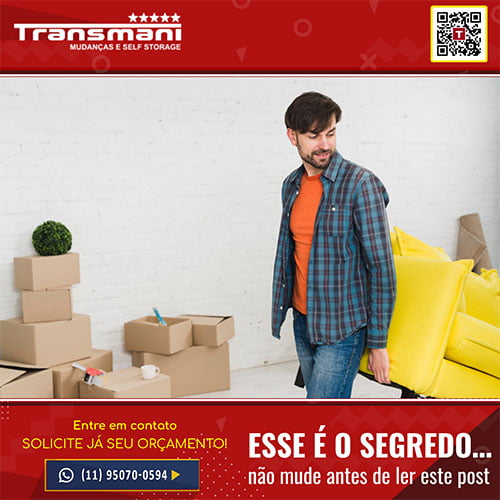homem carregando sofá