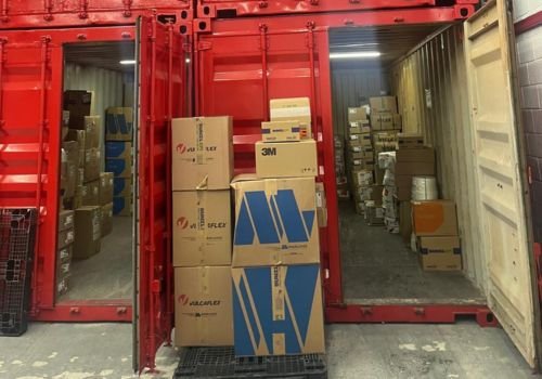 2. Quem utiliza esse tipo de armazenamento Empresas de diferentes portes utilizam espaços de armazenamento para organizar suas operações. Lo